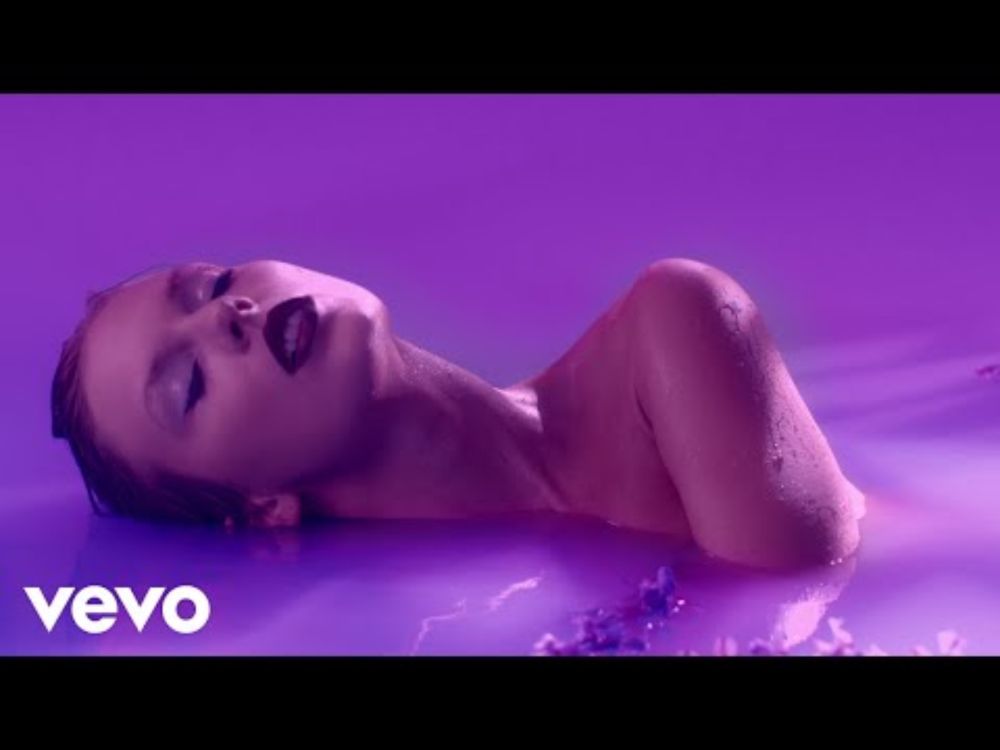 YouTube video by TaylorSwiftVEVO