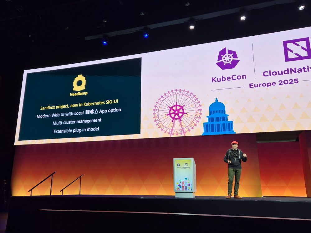A picture of Andy Randall giving the headlamp keynote at kubecon!