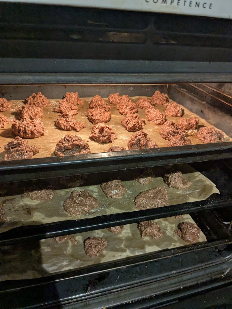 drei Bleche mit NussSchokoMakronen im Ofen