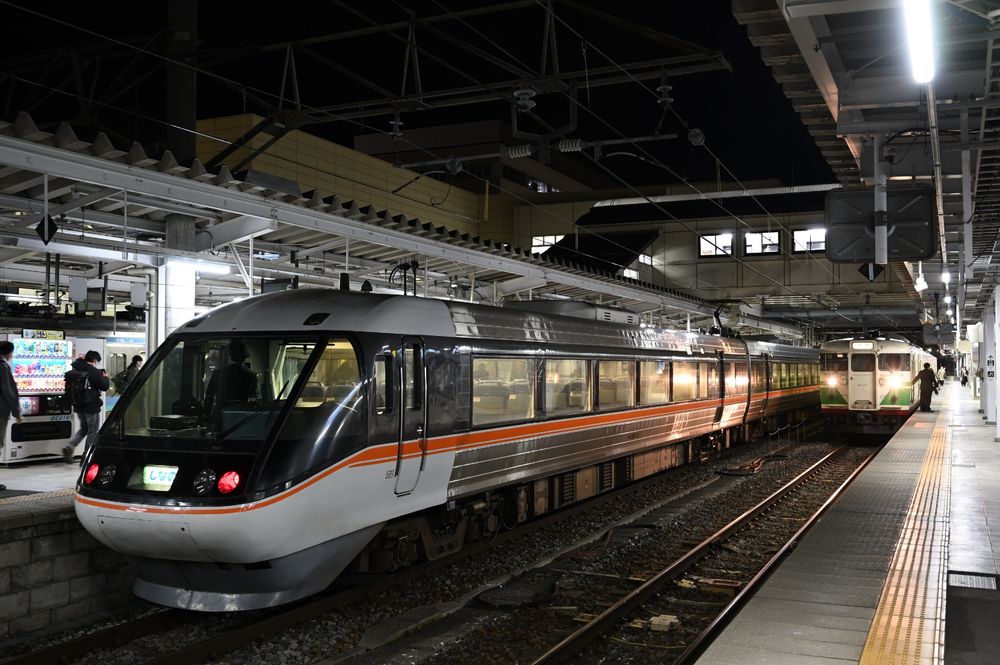 JR東海383系 長野方パノラマグリーン車 JR東日本長野駅にて
右にはしなの鉄道115系も