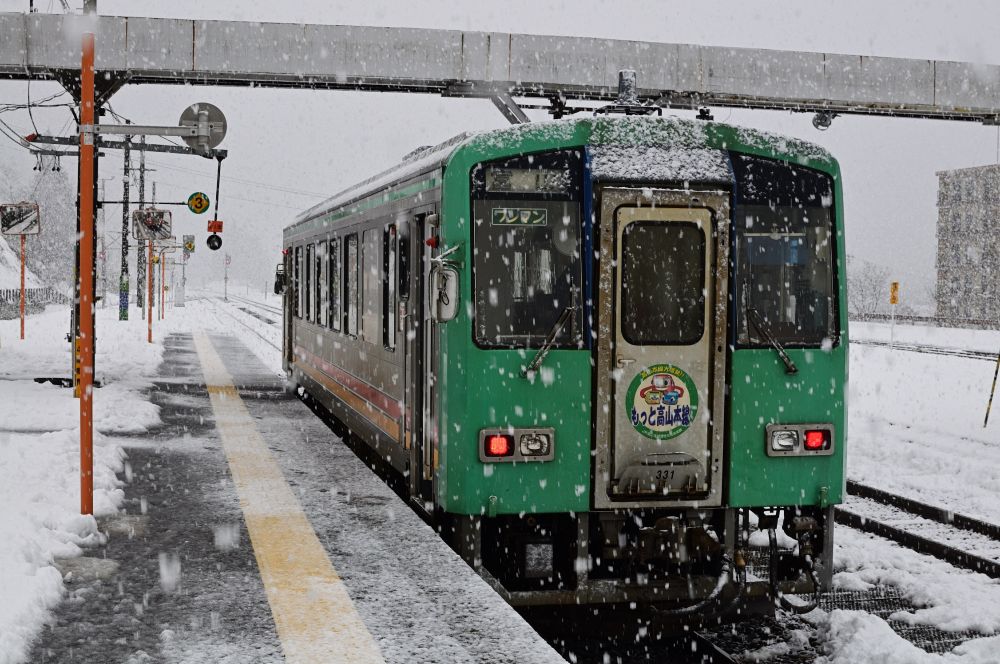高山本線 猪谷駅にて撮影(2010.12) 前面が緑色のキハ120系