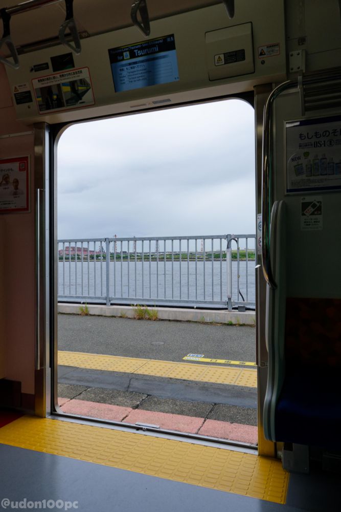 JR鶴見線 海芝浦駅 停車中の電車から
企業の機密保持のため、カメラを向けられないところが多い