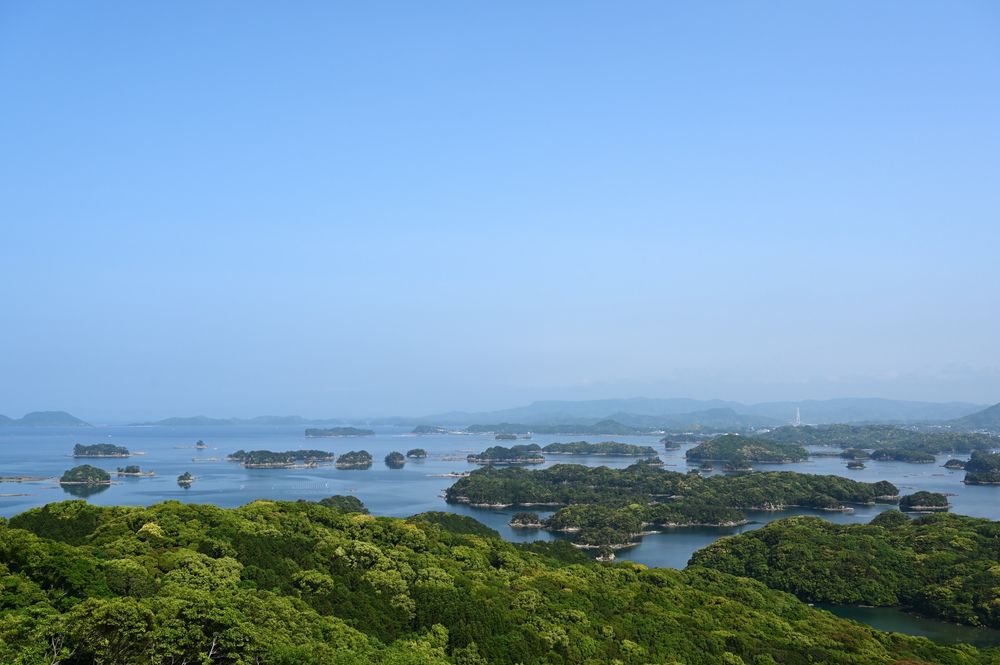 海の上に島がいくつも点在している
島は新緑に覆われ、遠くは霞んで見える