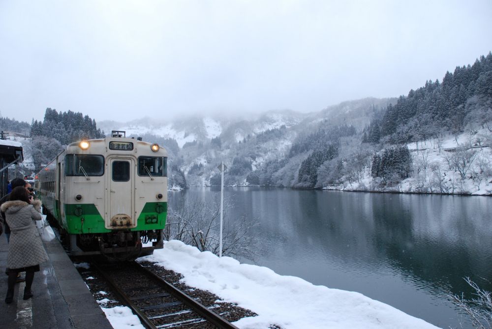2008-01-12 只見線会津川口駅にて撮影
列車の右側を只見川が流れている