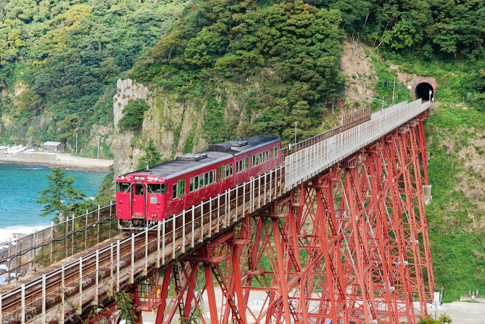 山陰本線 旧余部橋梁 鎧駅から列車がやってきたところ
2007.10 撮影