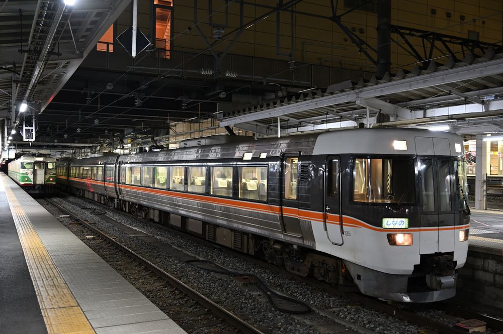 JR東海383系 名古屋方普通車自由席 JR東日本長野駅にて
左にはしなの鉄道115系も