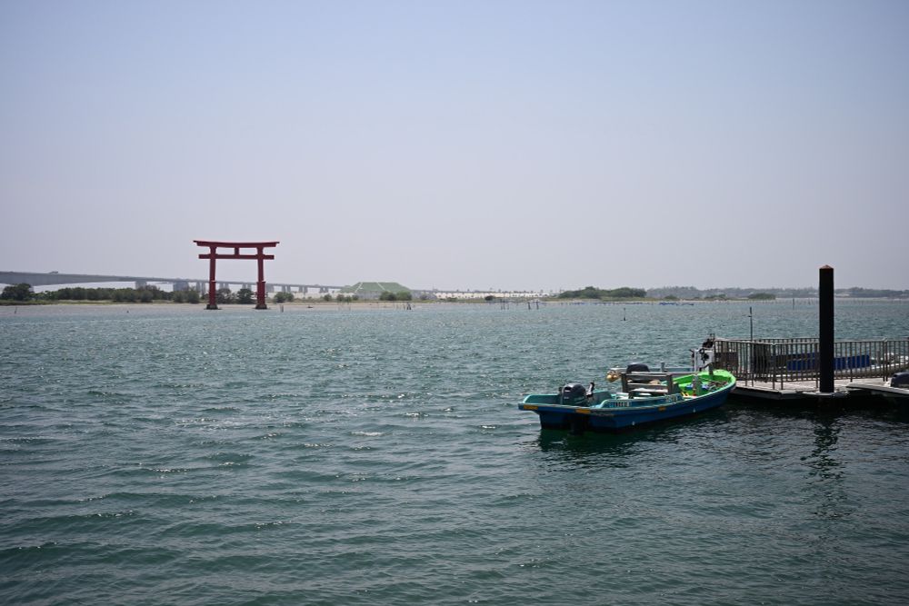 浜松の弁天島海浜公園から弁天島観光シンボルタワー(赤鳥居)方面を撮影
遠くに国道1号線のバイパスの橋が見える