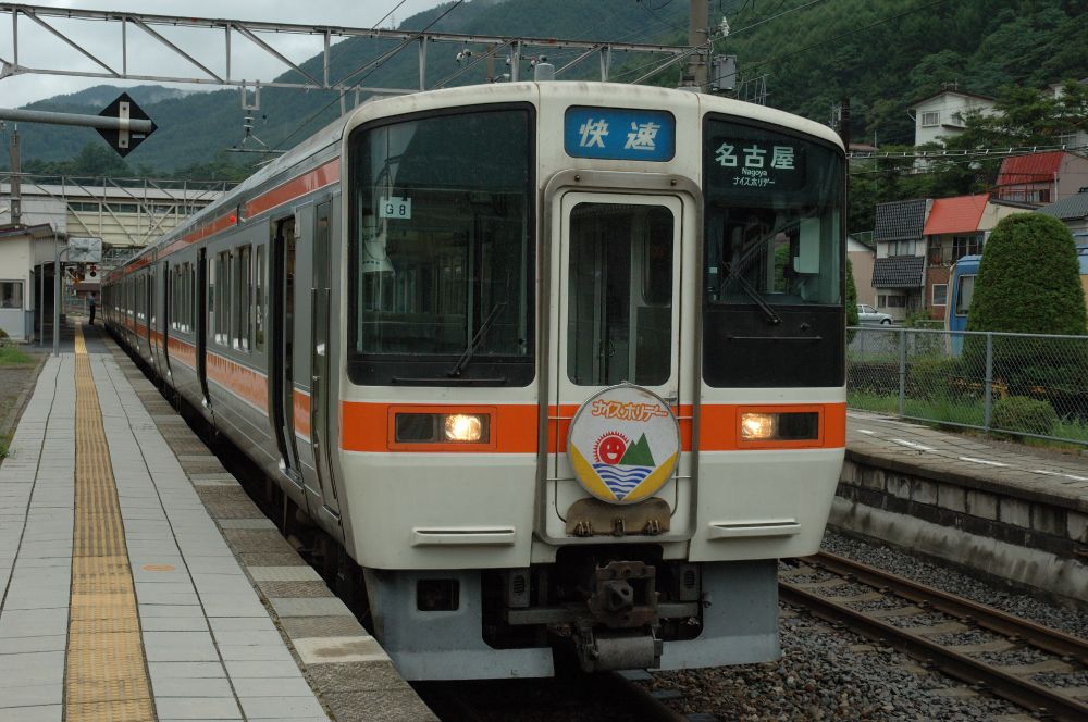 中央本線 藪原駅に停車中の311系 快速ナイスホリデー木曽路