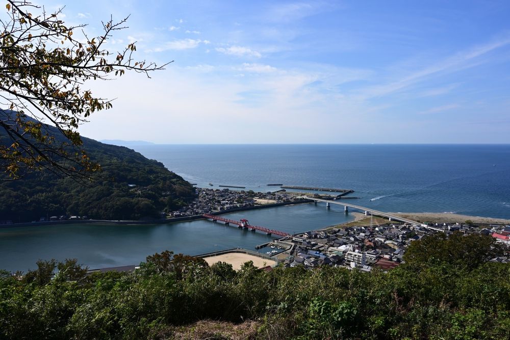 愛媛県大洲市長浜町 肱川あらし展望公園から見た瀬戸内海
奥のほうから新長浜大橋、長浜大橋(赤色の橋)