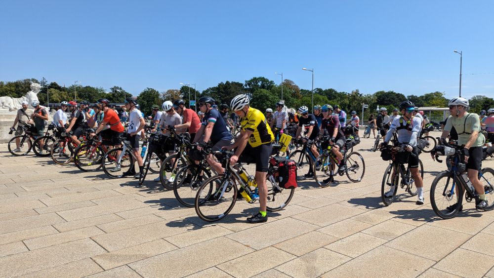 Viele Radfahrer:innen am Start des Three Peaks Bike Race. 