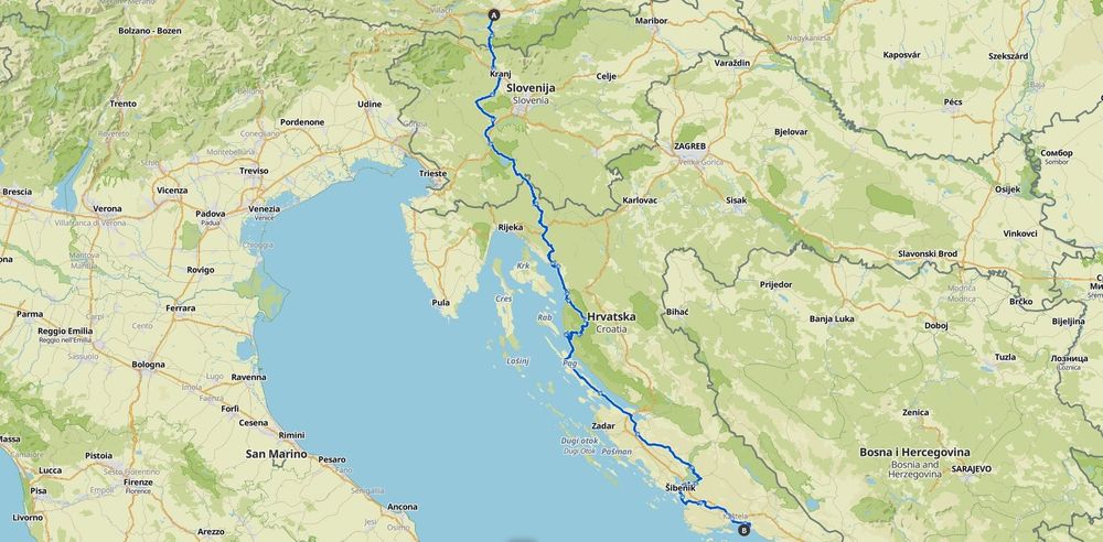 Eine Karte, die eine lange, gewundene blaue Linie zeigt, die eine Route von einem Punkt nördlich von Ljubljana in Slowenien, südöstlich durch Kroatien entlang der Adriaküste bis zu einem Punkt südlich von Split darstellt. Die Karte zeigt auch die umliegenden Länder und Städte.