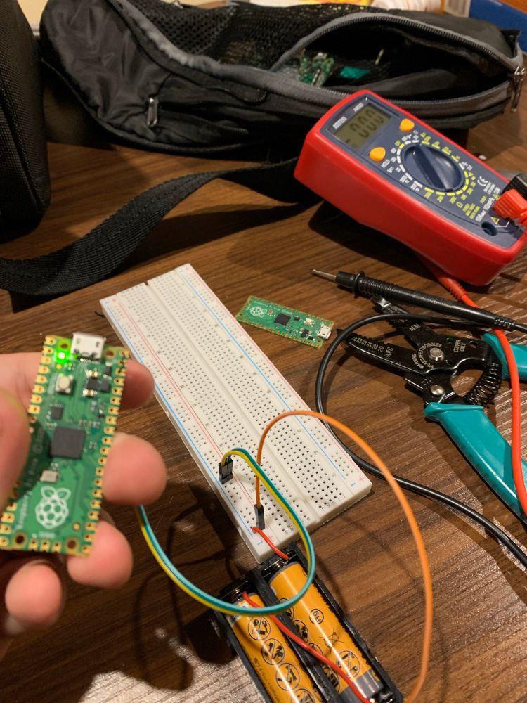 Pico PI powered by two double A batteries in series. green light is on. 