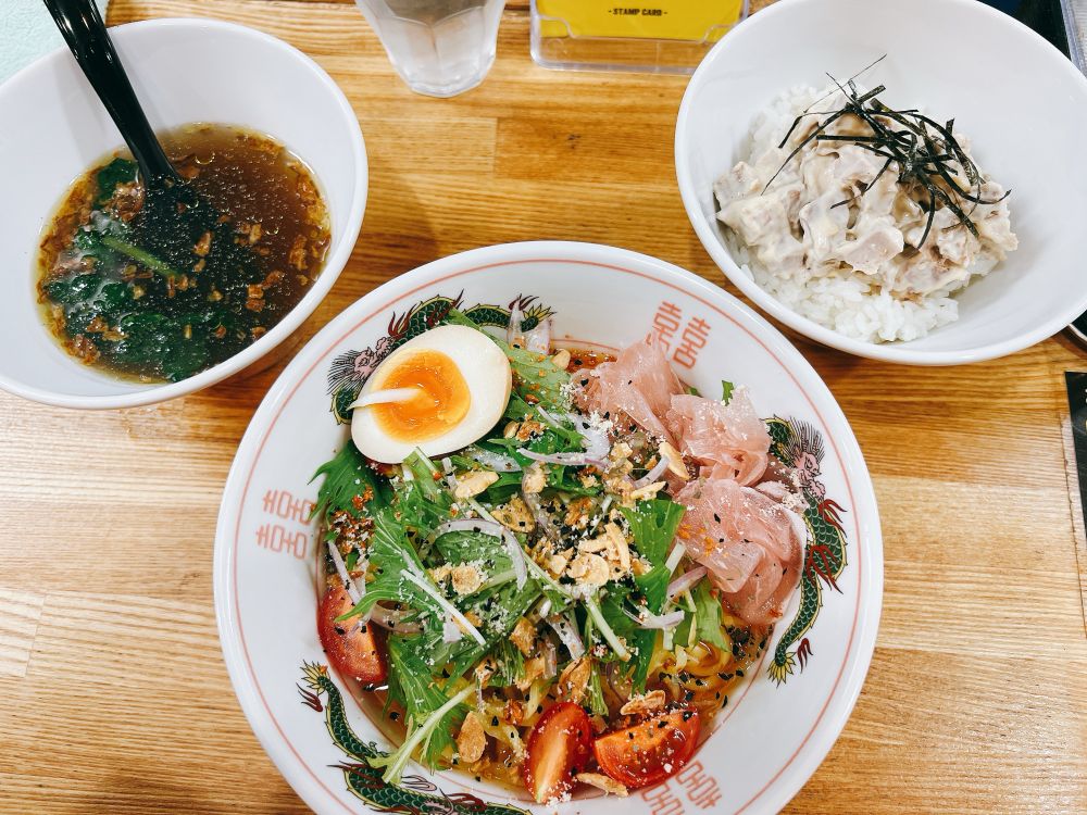 シュリンプオイルのトマトココナッツ混ぜそばとチャマヨご飯