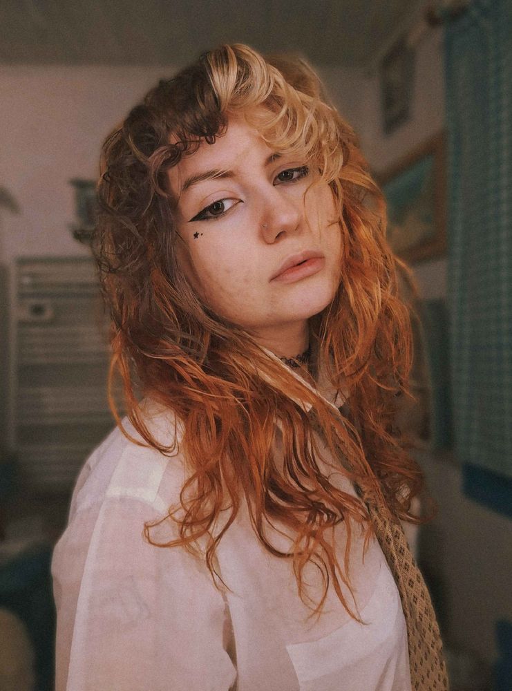 Selfie de Lady Croco portant une chemise blanche et une cravate à motifs