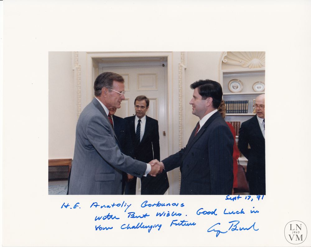 Latvijas Republikas Augstākās padomes priekšsēdētājs Anatolijs Gorbunovs un ASV prezidents Džordžs Bušs. Vašingtona, ASV. 1991. gada 17. septembris. Fotogrāfs Eric Draper, Baltā nama oficiālais fotogrāfs. 