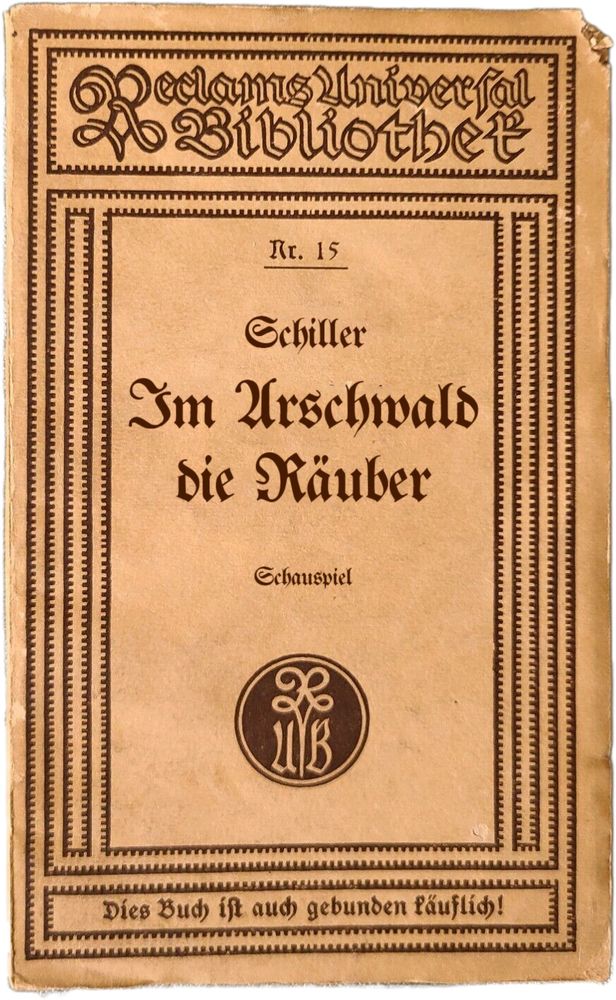 Fotomontage: Ein altes Reclam-Heft mit Titel "Im Arschwald die Räuber" von Schiller