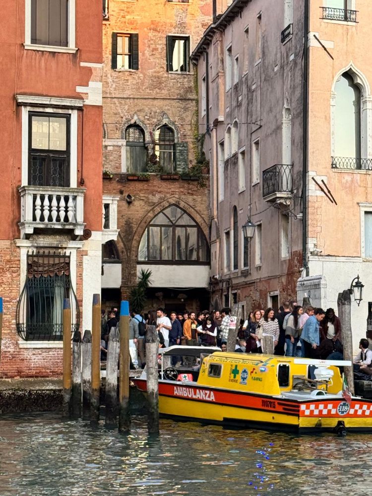 Una ambulancia acuática en un canal veneciano. 