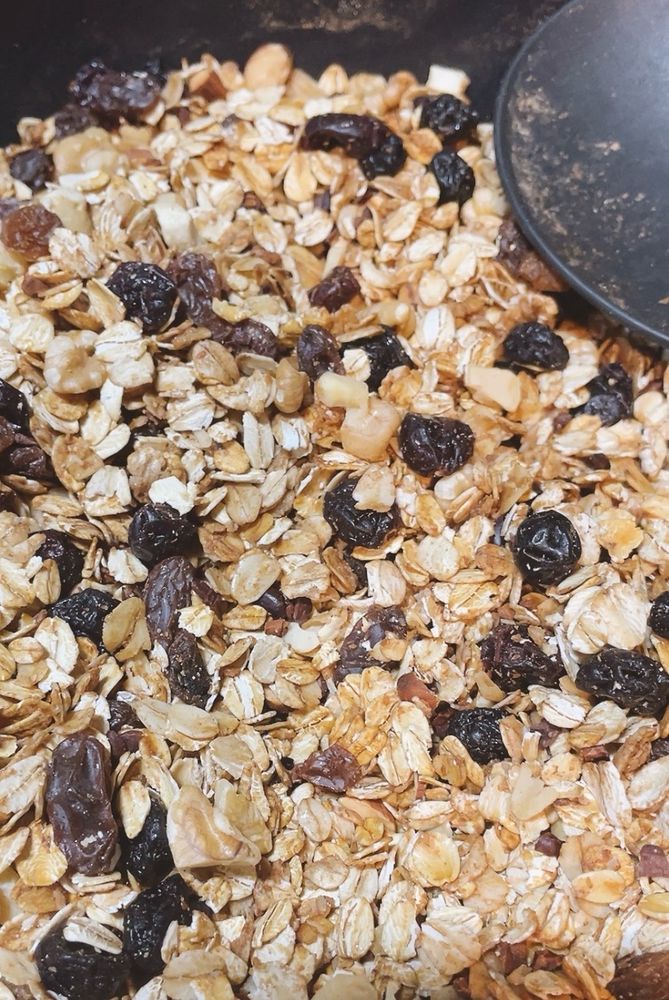 いつものグラノーラ
材料はオートミール、砕いたミックスナッツ（アーモンド、カシューナッツ、くるみ）、ドライフルーツ（作る時の気分でレーズン、クランベリー、ブルーベリーなど）、塩少々、シナモンパウダー、カカオニブ （出来上がってから混ぜる）
ココナツオイルを使ってフライパンで煎ったもの
楽したい時はオープンで焼く