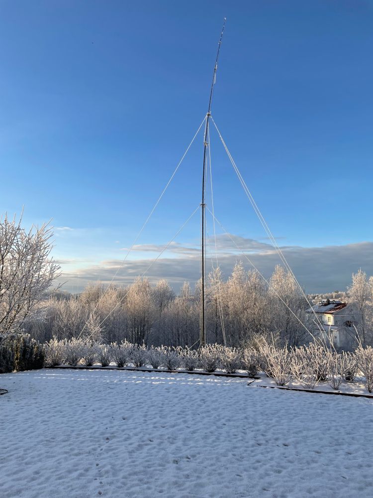 This year's version of my winter vertical antenna, covering 160, 80,60,40 and 30 meter bands with one common feedpoint. After several rounds of tuning it has already now served for many great DX contacts around the globe. This year's version is enhanced with DX-Commander parts.