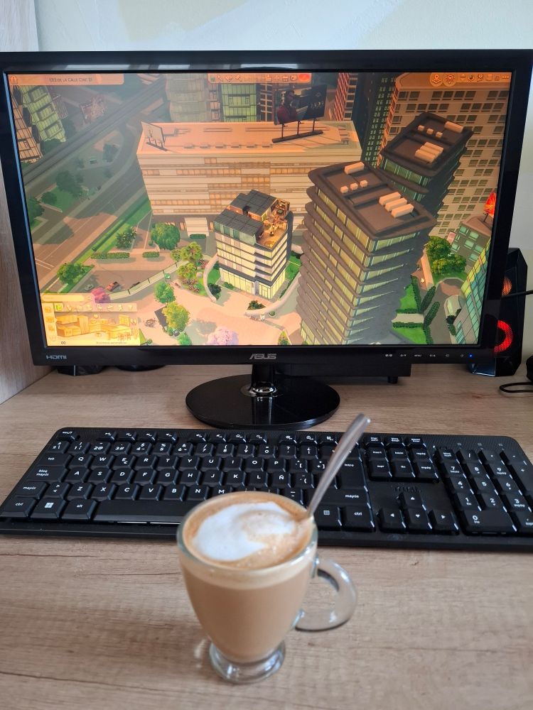 Un café delante de una pantalla de los sims