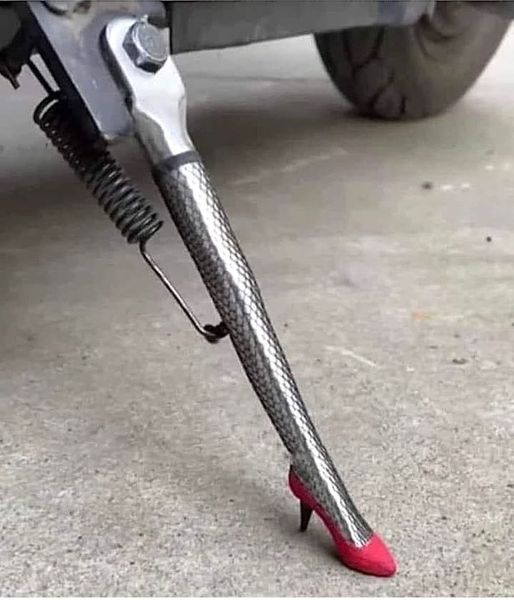 Das Bild zeigt einen Motorradständer mit einem pinken Pumps
