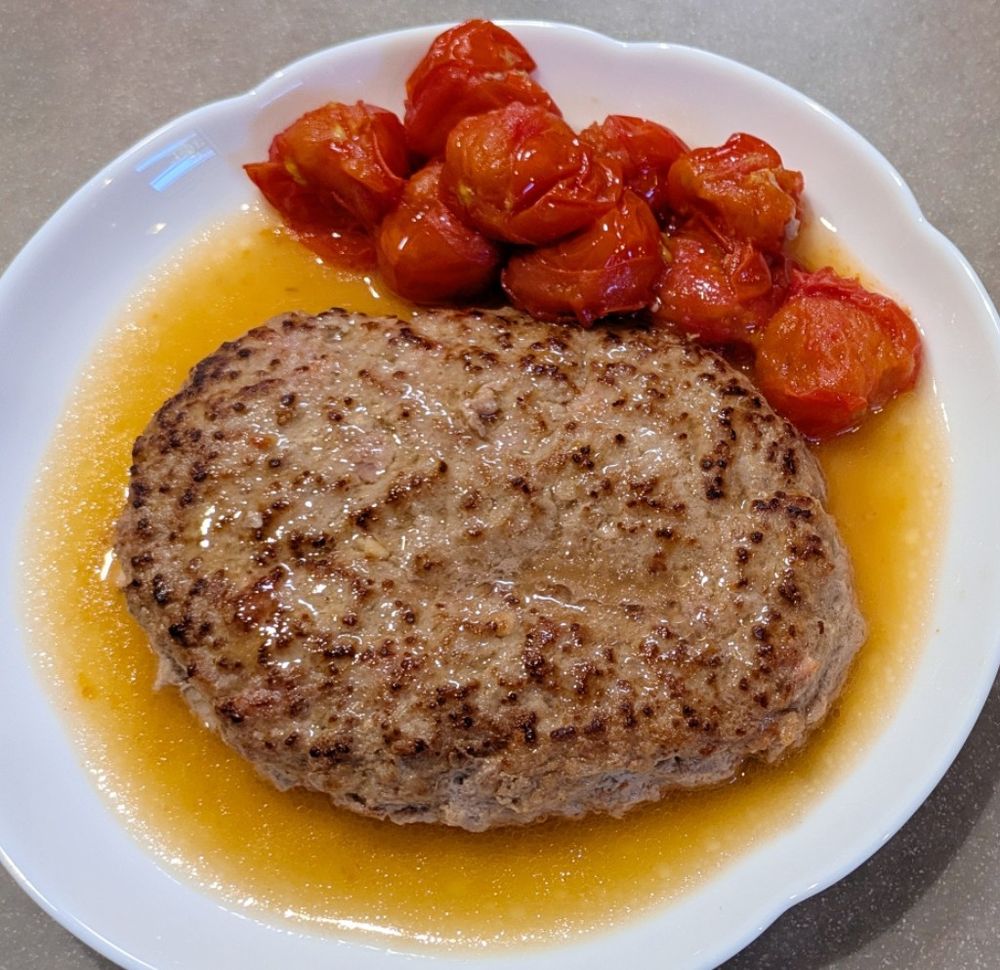白いお皿に程よく焦げ目のついたハンバーグと、一緒に蒸し焼きにしてとろっとなったミニトマトがのっている。