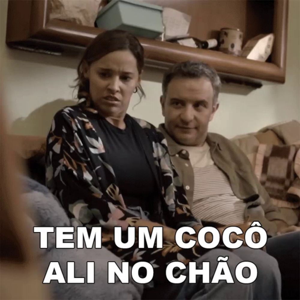 Tem Um Cocôali No Chão Thati Lopes GIF