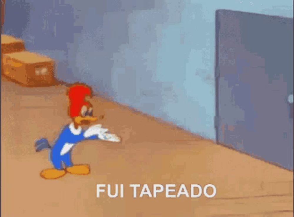 woody woodpecker is running towards a door with the words fui tapeado behind him .