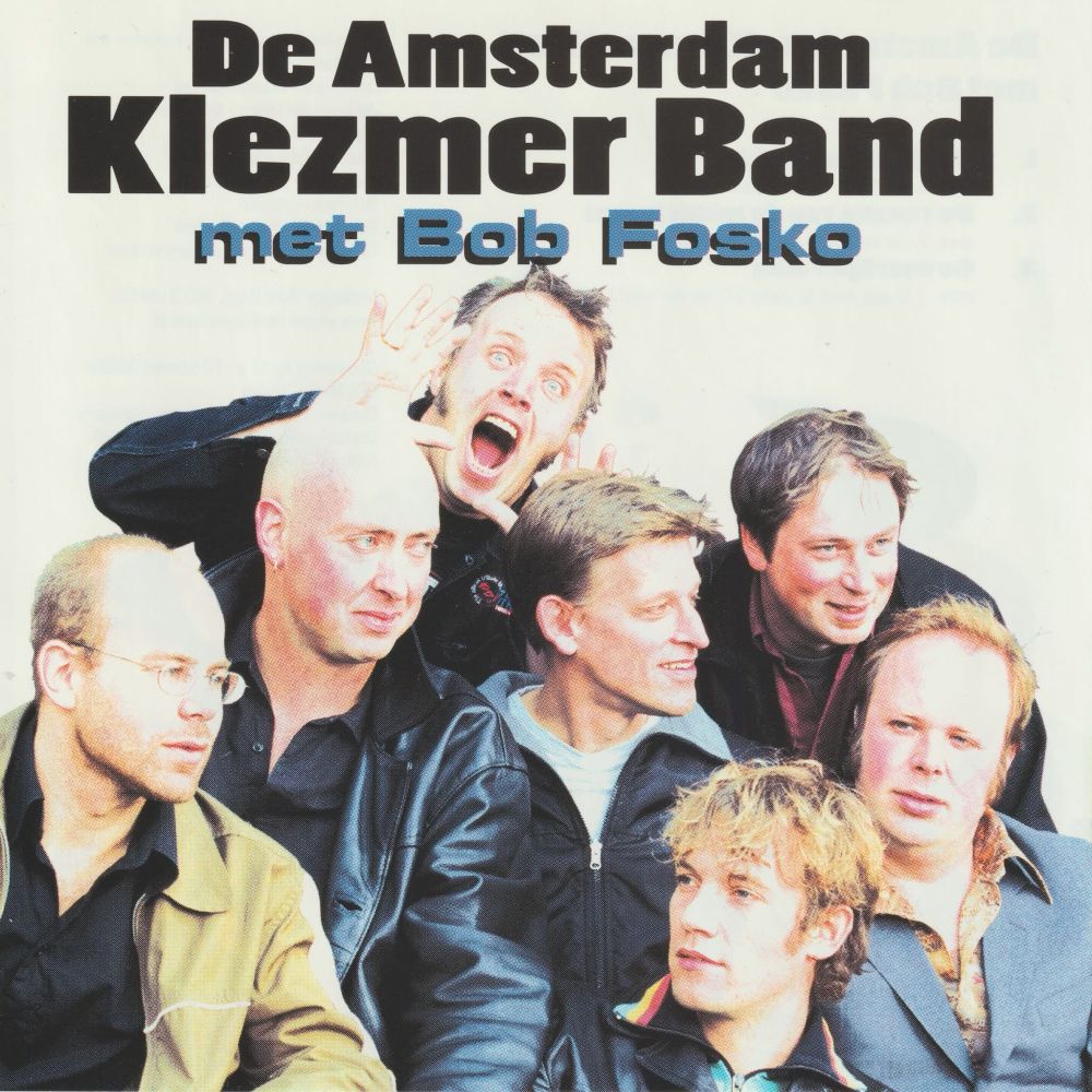 Group photo with one person shouting something, and text: De Amsterdam Klezmer Band met Bob Fosko.