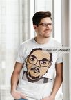foto em baixa qualidade com pessoa usando camisa do teske