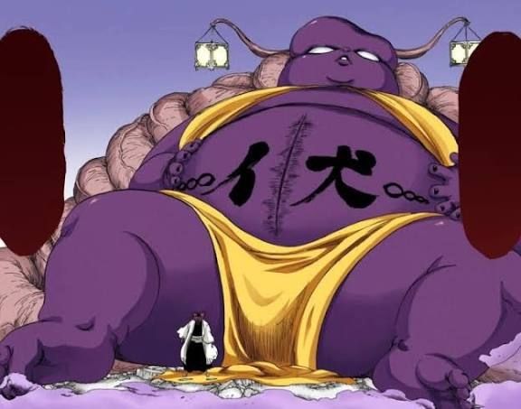 Bankai modificada do personagem Mayuri Kurotsuchi de Bleach: um ser gigante que parece uma mistura de bebê + Buda + Demônio roxo/rosa com tanga e top amarelos, uma cicatriz vertical na barriga e chifres laterais com lanternas tradicionais penduradas
Na frente de pé em escala bem menor o personagem Mayuri: um humanoide vestindo uma espécie de kimono preto e um sobretudo branco