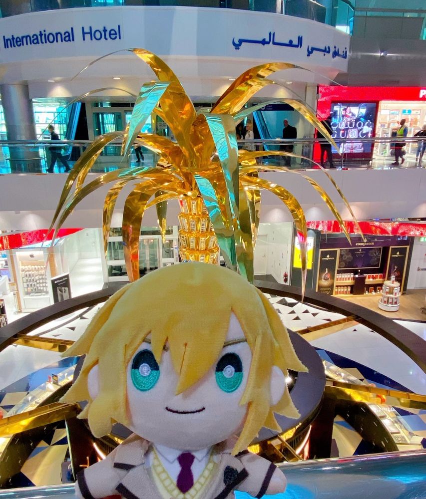 ドバイ空港と卯月コウのぬいぐるみの写真