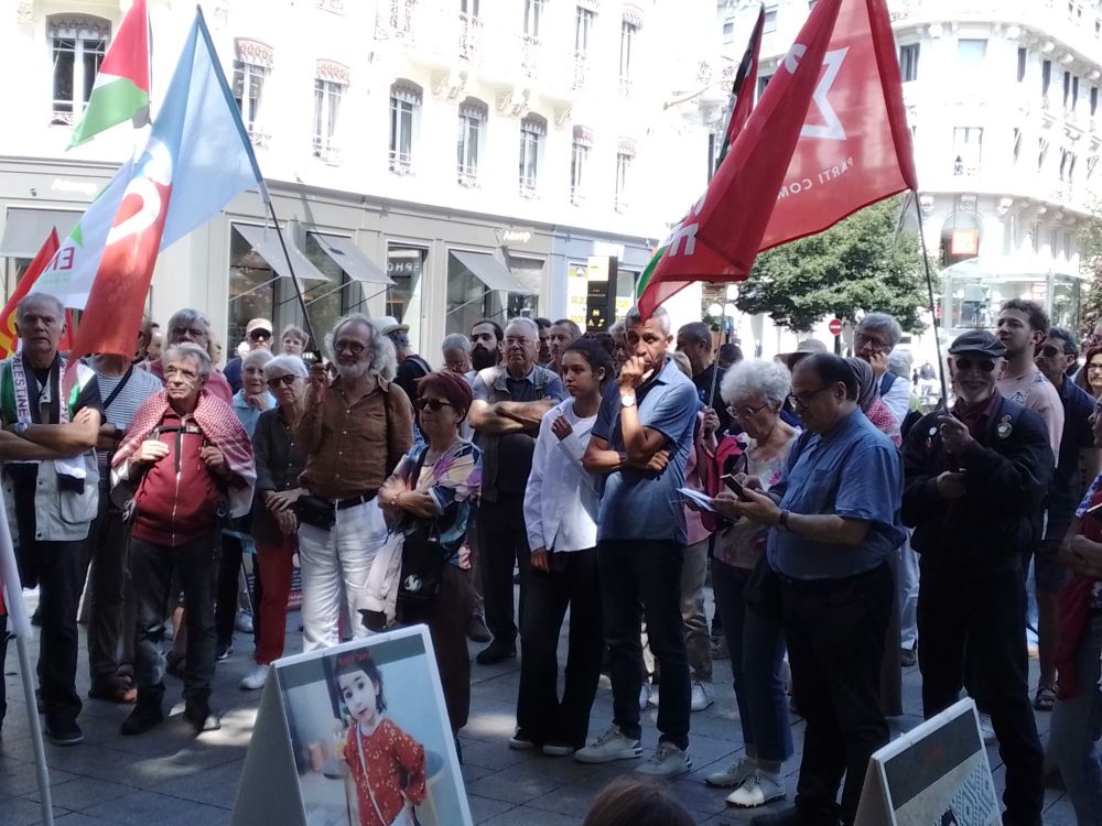 Une partie des participants au rassemblement en soutien au peuple palestinien avec notamment mes camarades Yacine Fekrane élu du 7e Lionel Bagu Jean-Luc Flavenot avec son drapeau PCF. Devant le portait d'une enfant palestinienne assassinée en décembre 2023.