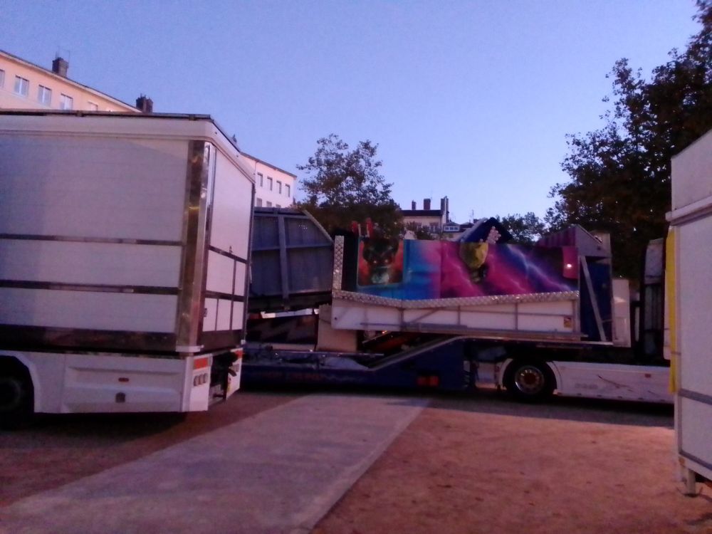 Camions colorés sur la place Croix Rousse vers 7h ce matin 