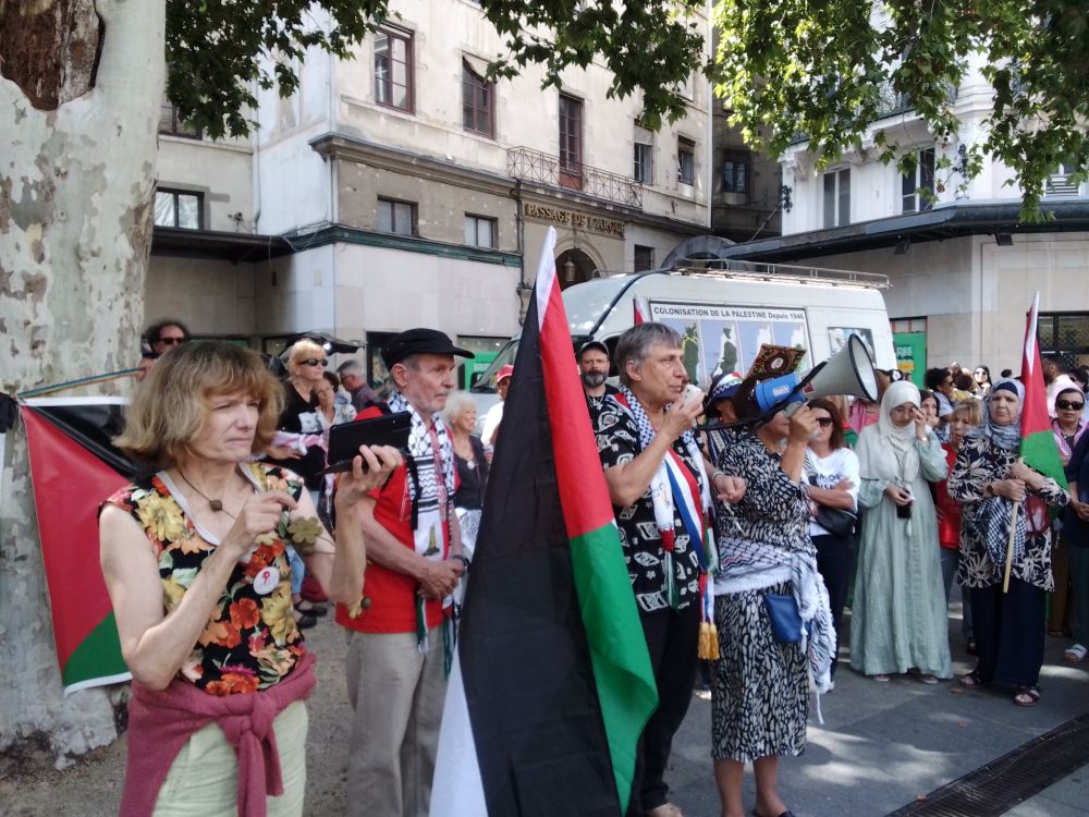 Prise de parole de la sénatrice Écologiste Raymonde Poncet Monge entourée de différents militant.e.s du Collectif 69 de soutien au peuple palestinien pour parler de la décision d'accorder le statut de réfugiée persécutée en raison de sa nationalité à une Palestinienne et son enfant.