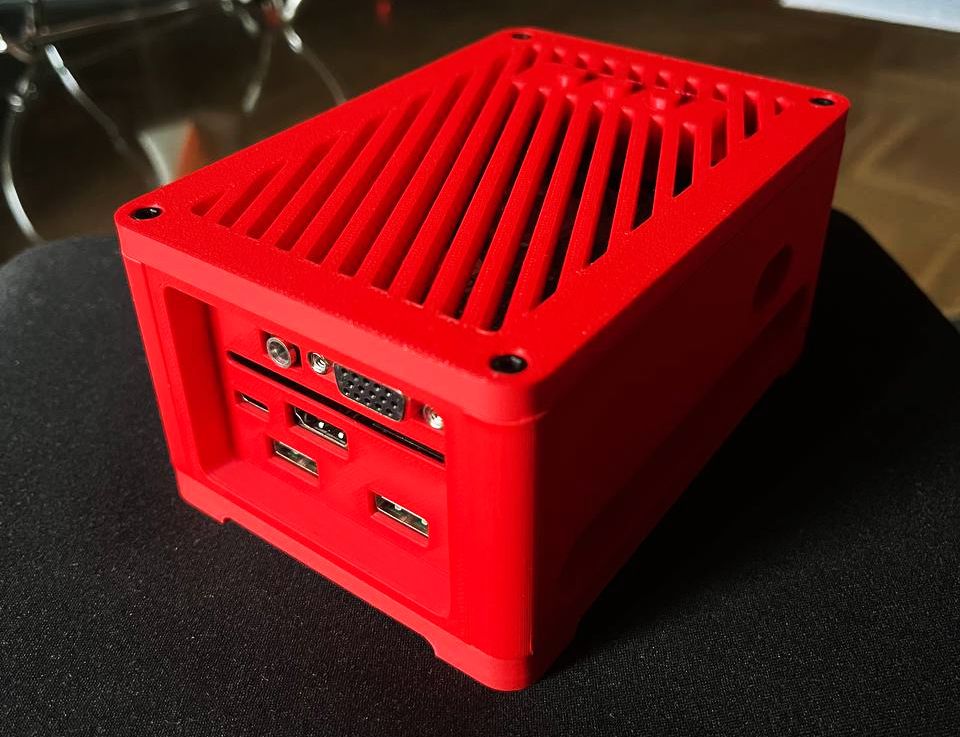 Un MiSTER Pi montado con una caja impresa en 3D