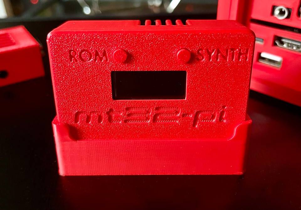 Un mt32-pi montado con una caja impresa en 3D