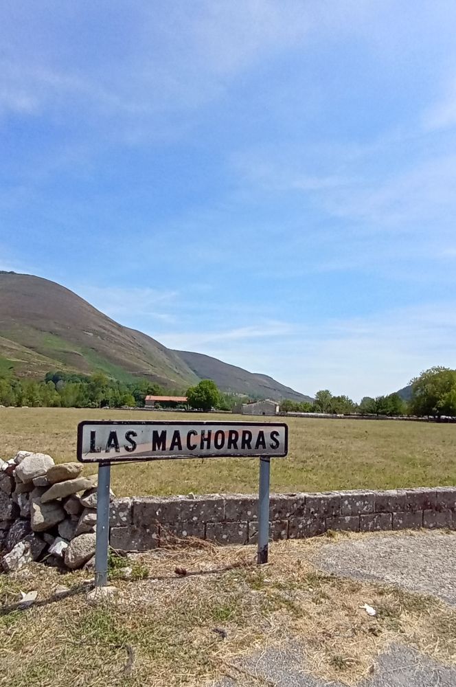 Fotografía de un cartel de salida de municipio con el nombre "Las Machorras".