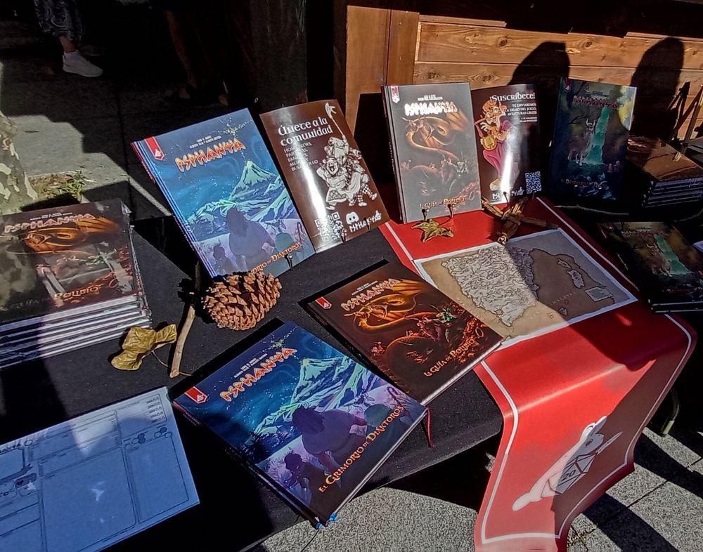 Fotografía de un puesto con libros de Isphanya expuestos sobre él.