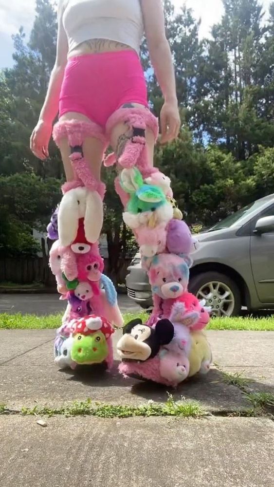 foto de una persona donde el detalle más llamativo son los zapatos que lleva, siendo de tacón y plataforma estructurados con cabezas de peluches