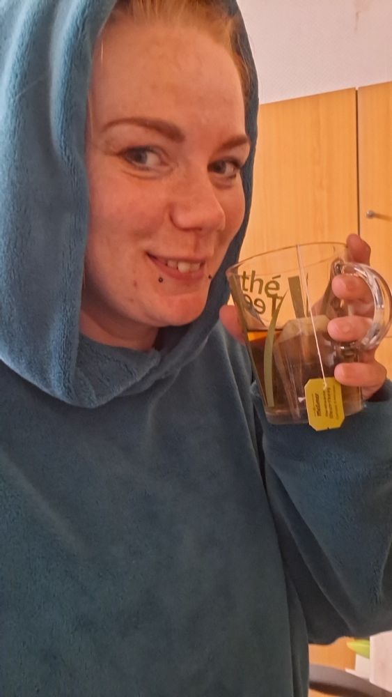 Bild von mir in einem türkisen Oodie mit Teetasse in der Hand