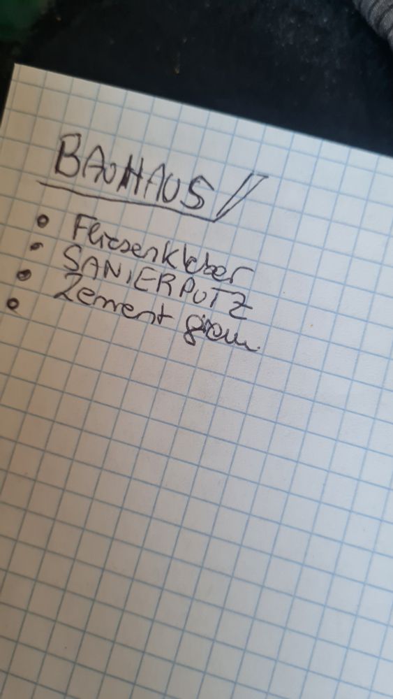 Einkaufsliste mit Fliesenkleber Sanierputz und Zement
