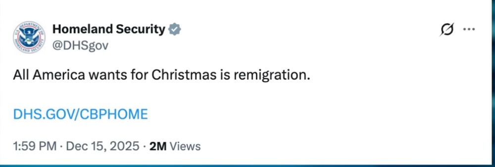 C’est un screen où il est inscrit : all america wants for christmas is remigration. Et l’auteur c’est le département de la sécurité intérieure des États uNis. 