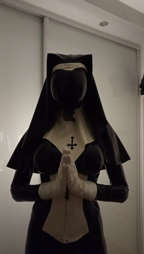 #latex #rubber #gasmask #latexgirl #rubbergirl #latexnun #rubbernun #highheels #latexdrone #rubberdrone #msamillenium #msamilleniumgasmask #shiny #locktober #chastity #chastitycage #flatchastity #flatchastitycage