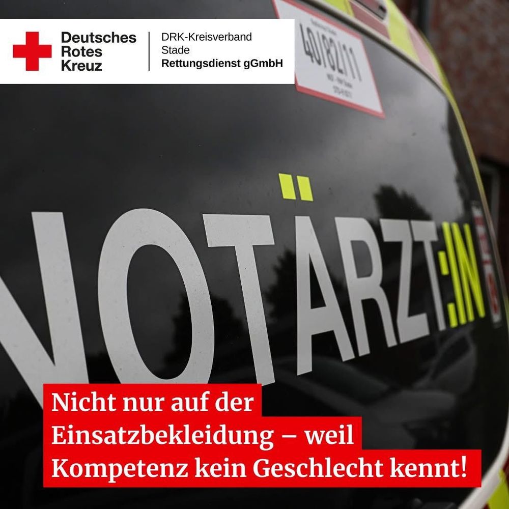 Bildkachel. Wichtigstes Element: Foto einer Heckscheibe eines Fahrzeugs. Beschriftung: NOTÄRZT:IN. Ä-Punkte, Doppelpunkt und "in" in gelb, Notarzt in selber.
Text: Nicht nur auf der Einsatzbekleidung - weil Kompetenz kein Geschlecht kennt!
Logo des Deutschen Roten Kreuzes Kreisverband Stade Rettungsdienst gGmbH