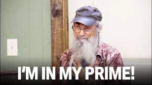 Velhinho barbudo de boné com os dizeres "I'm in my prime!"