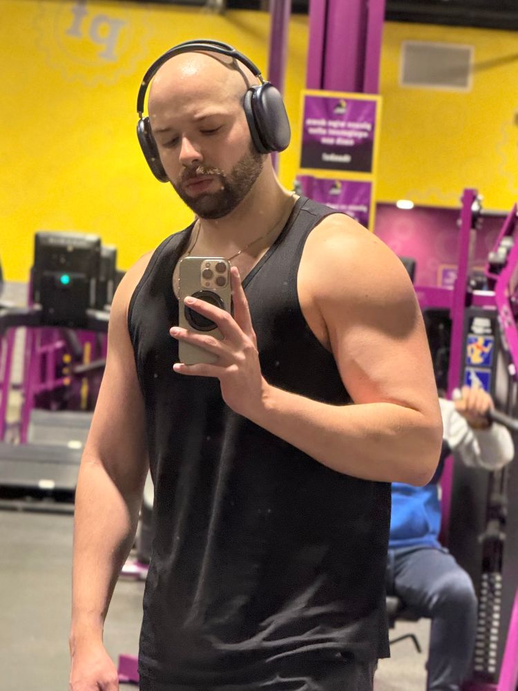 mirror selfie of me at planet fitness 