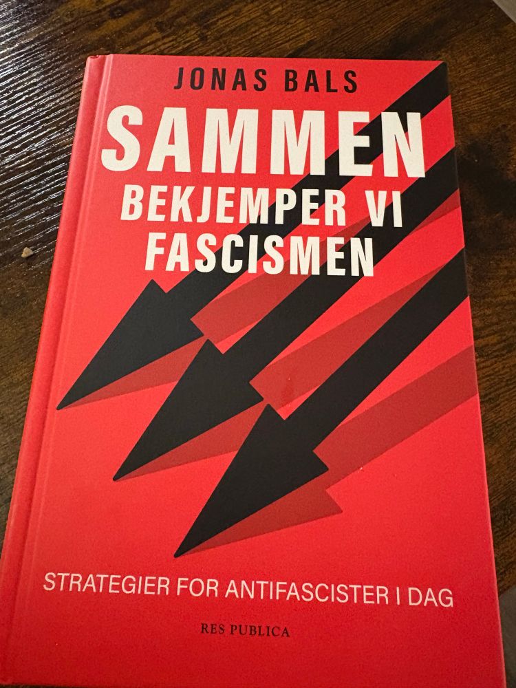 Bilde av boka “Sammen bekjemper vi Facismen” av Jonas Bals. Boken er farget kampklar rød.