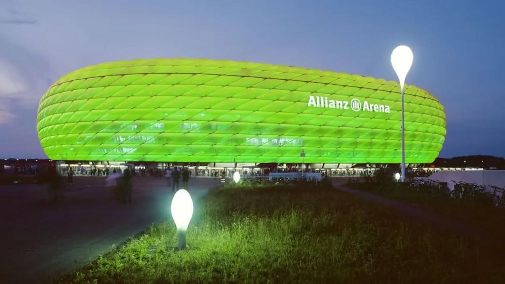 Zu sehen ist die Allianz-Arena in grün leuchtend