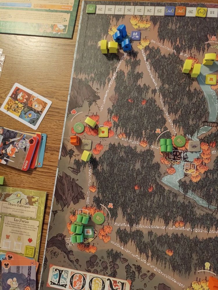 Un coin d'un plateau du jeu Root Conflits dans les Sous-Bois sur lequel sont présents des tokens et l'on voit que le token de la Faction l'Alliance de la Foret a 30 points de victoires